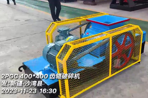 雙(shuang)齒(chi)輥(gun)破(po)碎(sui)機(ji)廠傢